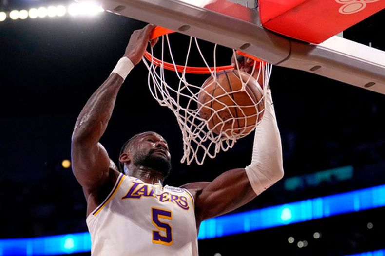 ARCHIVO - El pívot de los Lakers de Los Ángeles, Deandre Ayton, realiza una clavada durante la primera mitad del tercer partido de una serie de playoffs de la segunda ronda de la NBA contra los Thunder de Oklahoma City, el 9 de mayo de 2026, en Los Ángeles. (Foto AP/Mark J. Terrill, Archivo)