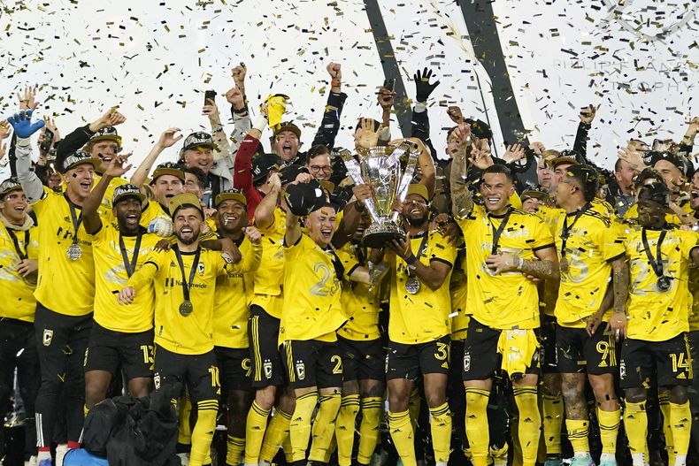 Los jugadores de Columbus Crew alzan el trofeo de campeones de la MLS tras vencer 2-1 a LAFC en la final, el sábado 9 de diciembre de 2023, en Columbus, Ohio. (AP Foto/Sue Ogrocki)