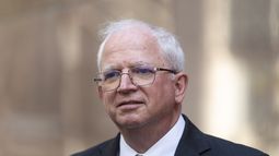 ARCHIVO - El abogado John Eastman, artífice de una estrategia jurídica con la que se intentó mantener en el poder al expresidente Donald Trump, habla con los periodistas tras una audiencia el 20 de junio de 2023, en Los Ángeles. (AP Foto/Jae C. Hong, Archivo)