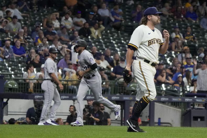 Andrew Chafin, relevista de los Cerveceros de Milwaukee, reacciona tras otorgar un boleto que significó una carrera de los Rockies de Colorado, el martes 8 de agosto de 2023 (AP Foto/Morry Gash)