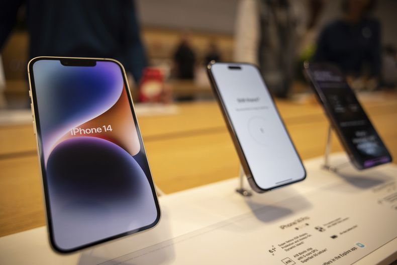 ARCHIVO - El iPhone 14, el iPhone 14 Pro y el iPhone 14 Pro Max en la tienda de Apple en la Quinta Avenida de Nueva York, el viernes 16 de septiembre de 2022. (AP Foto/Yuki Iwamura, Archivo)