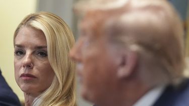 La secretaria de Justicia de Estados Unidos, Pam Bondi, izquierda, escucha al presidente Donald Trump, derecha, en una reunión de gabinete en la Casa Blanca, el martes 8 de julio de 2025, en Washington. (AP Foto/Evan Vucci)