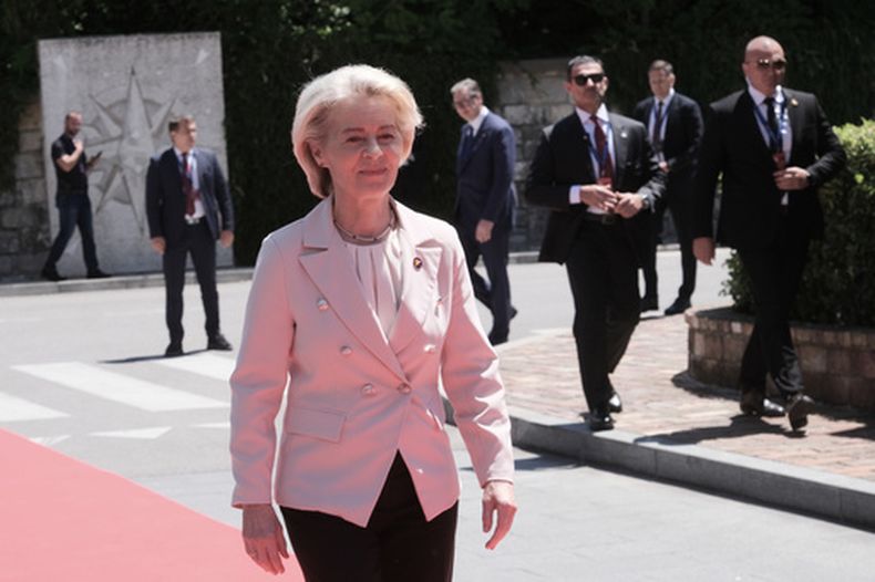 La presidenta de la Comisión Europea, Ursula von der Leyen, llega para asistir a la cumbre Unión Europea-Balcanes Occidentales en la ciudad de Tivat, en la costa de Montenegro, el viernes 5 de junio de 2026. (AP Foto/Risto Bozovic)