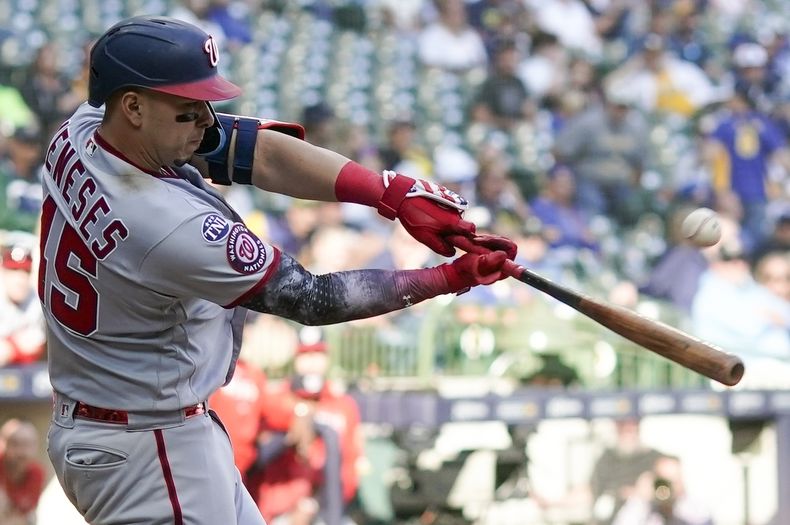 Joey Meneses de los Nacionales de Washington pega un elevado de sacrificio en la 11ma en el encuentro ante los Cerveceros de Milwaukee el domingo 17 de septiembre del 2023. (AP Foto/