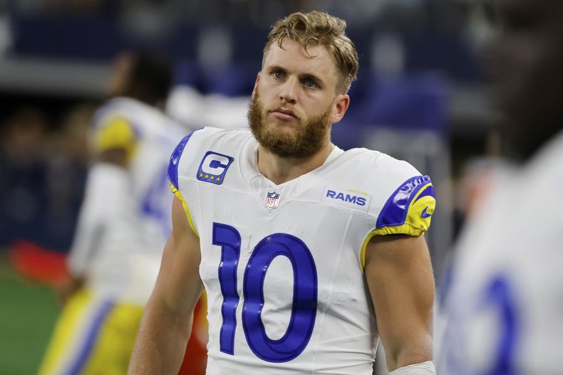 ARCHIVO - Cooper Kupp (10), receptor de los Rams de Los Ángeles, camina en la banca durante un partido de la NFL el domingo 29 de noviembre de 2023, en Arlington, Texas. (AP Foto/Michael Ainsworth, Archivo)