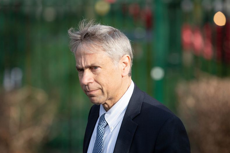 ARCHIVO - Barry Pollack llega a la audiencia preliminar para la extradición del fundador de Wikileaks, Julian Assange, frente al Tribunal de Magistrados de Belmarsh, en el sureste de Londres, el 25 de febrero de 2020. (AP Foto/Matt Dunham/Archivo)