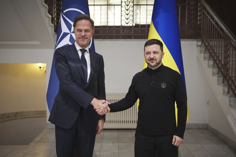 En esta foto facilitada por la oficina de prensa presidencial ucraniana, el secretario general de la OTAN, Mark Rutte, y el presidente de Ucrania, Volodymyr Zelenskyy, a la derecha, posan para una foto durante su reunión en Odesa, Ucrania, el martes 15 de abril de 2025. (Ukrainian Presidential Press Office via AP)