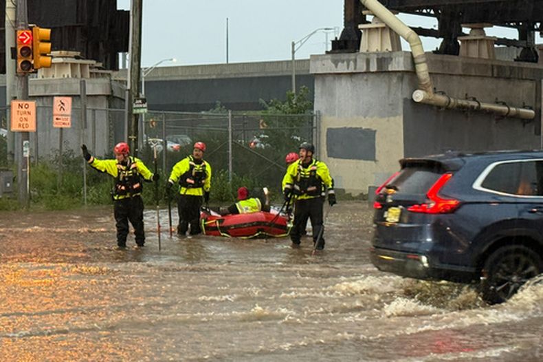 En esta fotografía facilitada por las autoridades de Jersey City, equipos de emergencia intentan rescatar a personas atrapadas en esa ciudad de Nueva Jersey, el jueves 20 de agosto de 2026, tras el paso de tormentas por la zona. (Jersey City vía AP)