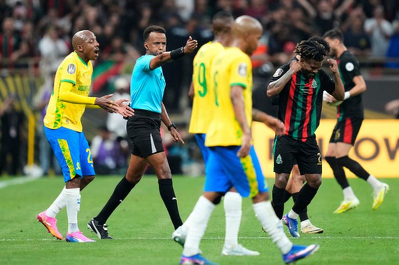 To Carneiro del equipo AS FAR Rabat reacciona al penal marcado por el árbitro Omar Artan durante la final ante el Mamelodi Sundowns en la Liga de Campeones de África, el domingo 24 de mayo de 2026. (AP Foto/Mosaab Elshamy)