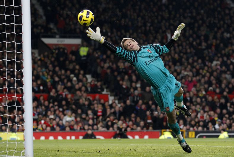 ARCHIVO - El portero del Arsenal Wojciech Szczesny observa un cabezazo de Ji-Sung Park, del Manchester United, que entra a la portería durante su partido de fútbol de la Liga Premier inglesa en Old Trafford, Manchester, Inglaterra, el lunes 13 de diciembre de 2010. (AP Foto/Jon Super, Archivo)