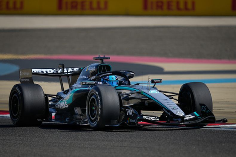 George Russell al volante de su Mercedes durante el tercer día de las pruebas de pretemporada de la Fórmula 1 en Sakhir, Bahréin, el viernes 13 de febrero de 2026. (AP Foto/Altaf Qadri)
