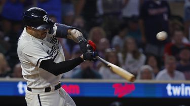 El puertorriqueño Carlos Correa de los Mellizos de Minnesota conecta un hit remolcador para vencer a los Marineros de Seattle en la décima entrada del juego en Mineápolis. Lunes 24 de julio de 2023. (AP Foto/Bruce Kluckhohn)