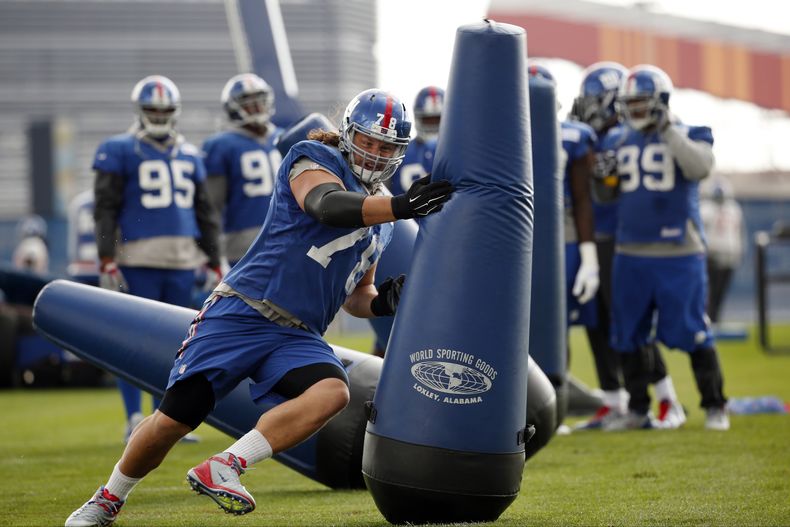 ARCHIVO- Markus Kuhn, tackle defensivo de los Giants de Nueva York, entrena el 29 de octubre de 2015, en East Rutherford, Nueva Jersey (AP Foto/Julio Cortez, archivo)