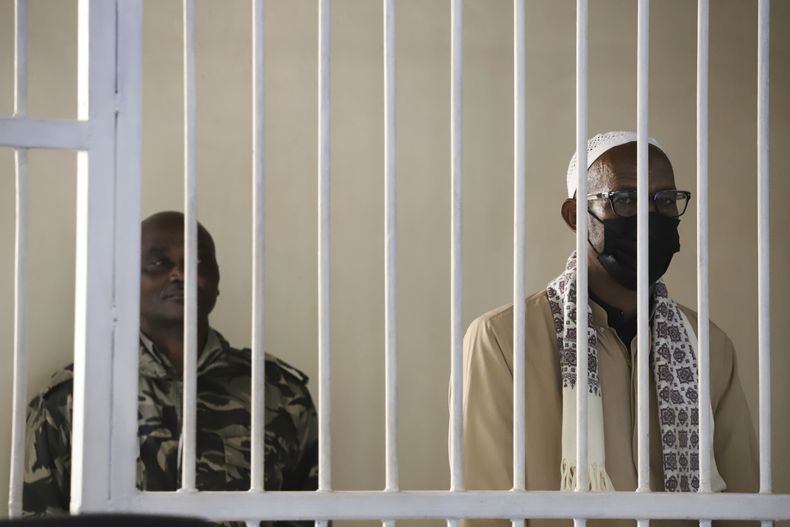 Mohammed Abdi Ali (derecha), en el tribunal de Kahawa, en Nairobi, Kenia, el jueves 22 de mayo de 2025. (AP Foto/Andrew Kasuku)