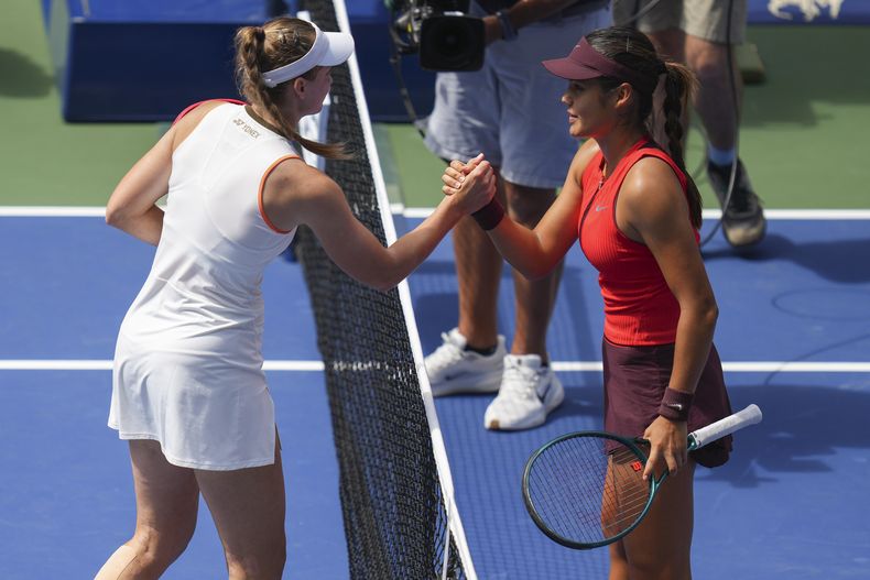 La kazaja Elena Rybakina le da la mano a la británica Emma Raducanu tras su victoria en la tercera ronda del Abierto de Estados Unidos el viernes 29 de agosto del 2025. (AP Foto/Kirsty Wigglesworth)