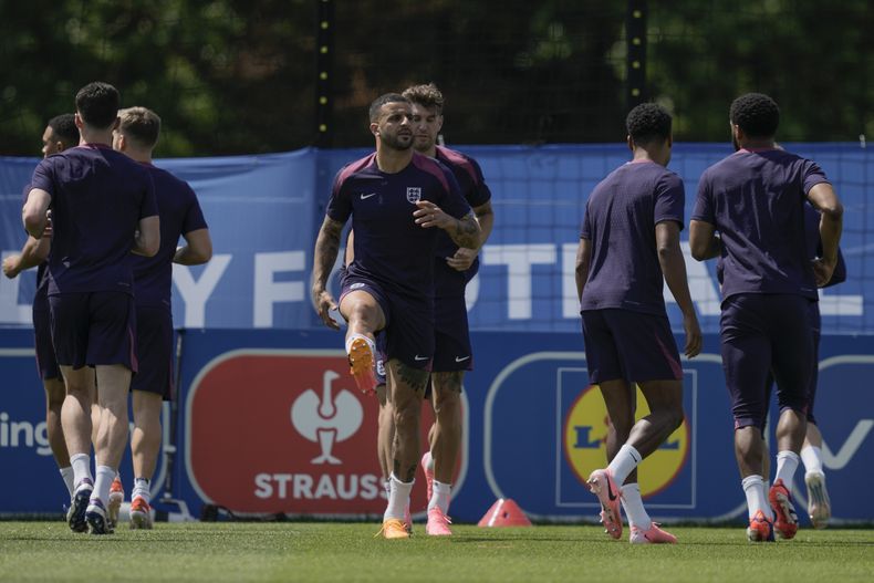 Kyle Walker calienta con sus compañeros de equipo durante una sesión de entrenamiento en Blankenhain, Alemania, el lunes 24 de junio de 2024 antes de su partido del Grupo C contra Eslovenia en la Eurocopa 2024. (AP Foto/Thanassis Stavrakis)