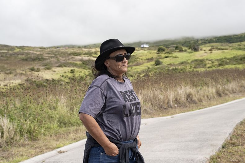 Desiree Graham, una habitante de Hawai, es entrevistada en Kahikinui, Hawai, el 7 de julio del 2024. (Foto AP/Mengshin Lin)