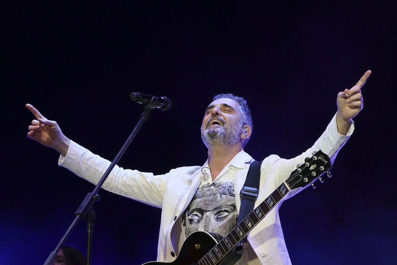 El cantante uruguayo Jorge Drexler durante su concierto en el Festival Vive Latino en la Ciudad de México el sábado 16 de marzo de 2024. (Foto AP/Ginnette Riquelme)
