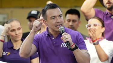 El presidente ecuatoriano Daniel Noboa, que busca la reelección, en un acto de campaña de cara a los comicios del 9 de febrero, en Cayambe, Ecuador, el sábado 18 de enero de 2025. (AP Foto/Dolores Ochoa)