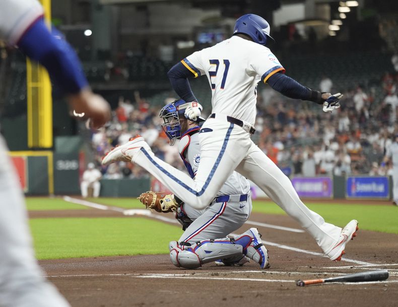 Yordan Álvarez de los Rangers de Texas anota en un sencillo remolcador de Carlos Correa en el encuentro ante los Rangers de Texas el lunes 15 septiembre del 2025. (AP Foto/Karen Warren)