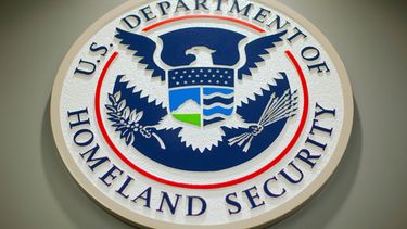 El logo del Departamento de Seguridad Nacional durante una conferencia de prensa, el 25 de febrero de 2015, en Washington. (AP Foto/Pablo Martinez Monsivais, Archivo)