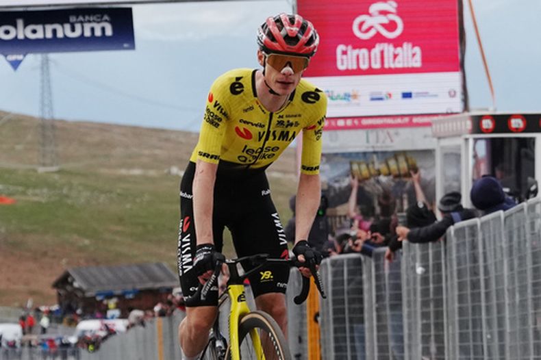 Jonas Vingegaard pedalea rumbo a la victoria en la séptima etapa del Giro de Italia, entre Formia y Blockhaus, el viernes 15 de mayo de 2026. (Gian Mattia dAlberto/LaPresse vía AP)