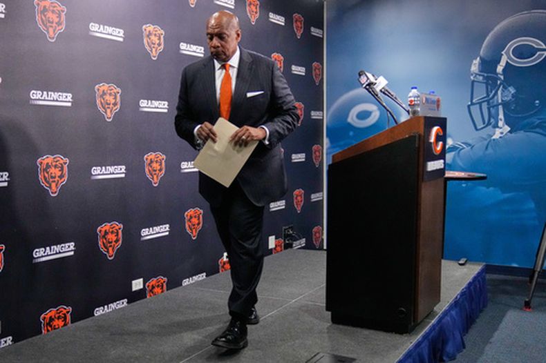 Kevin Warren, presidente de los Bears de Chicago, se marcha tras una conferencia de prensa, el jueves 13 de agosto de 2026 en Lake Forest, Illinois (AP Foto/Nam Y. Huh)