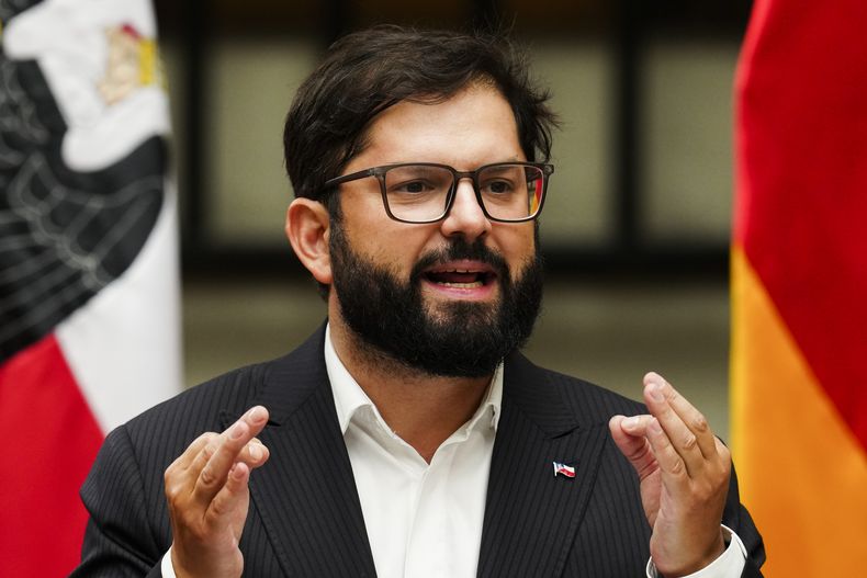 ARCHIVO - El mandatario chileno Gabriel Boric ofrece una conferencia de prensa conjunta con el presidente alemán Frank-Walter Steinmeier en el palacio presidencial de La Moneda en Santiago, Chile, el miércoles 5 de marzo de 2025. (AP Foto/Esteban Félix, Archivo)