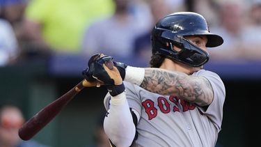 El mexicano Jarren Durán, de los Medias Rojas de Boston, batea un sencillo productor en el duelo del sábado 10 de mayo de 2025, ante los Reales de Kansas City (AP Foto/Charlie Riedel)