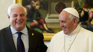 americateve | El papa Francisco r&iacute;e con el presidente paname&ntilde;o Ricardo Martinelli, izquierda, durante una audiencia privada en el Vaticano, el s&aacute;bado 26 de octubre de 2013. (Foto AP/Tiziana Fabi, Pool)