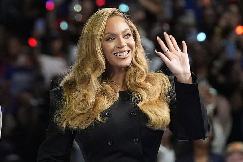 ARCHIVO - Beyoncé aparece en un evento de campaña de la vicepresidenta candidata presidencial demócrata Kamala Harris en Houston, el 25 de octubre de 2024. (Foto AP/Susan Walsh, archivo)
