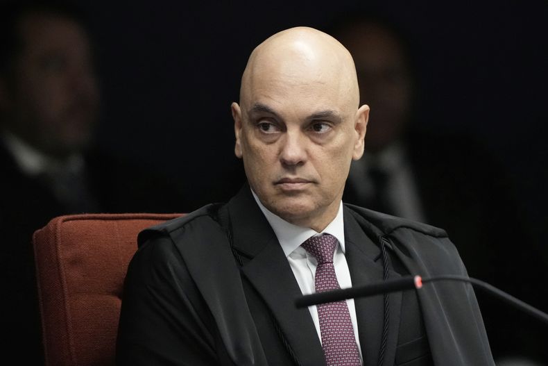 El juez del Tribunal Supremo de Brasil, Alexandre de Moraes, asiste a la fase de veredicto y sentencia de un juicio para los acusados de un presunto complot golpista para mantener al expresidente Jair Bolsonaro en el cargo después de su derrota electoral de 2022, en Brasilia, el jueves 11 de septiembre de 2025. (AP Foto/Eraldo Peres)