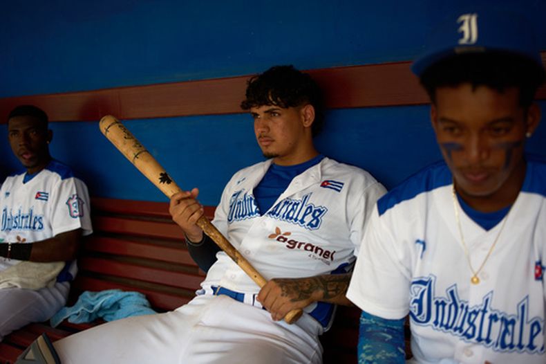 Un jugador de Industriales, que viste una camiseta con el logotipo de un patrocinador privado, sostiene un bate de béisbol antes de un partido contra Pinar del Río en La Habana, Cuba, el miércoles 7 de octubre de 2026. (Foto AP/Ramón Espinosa)