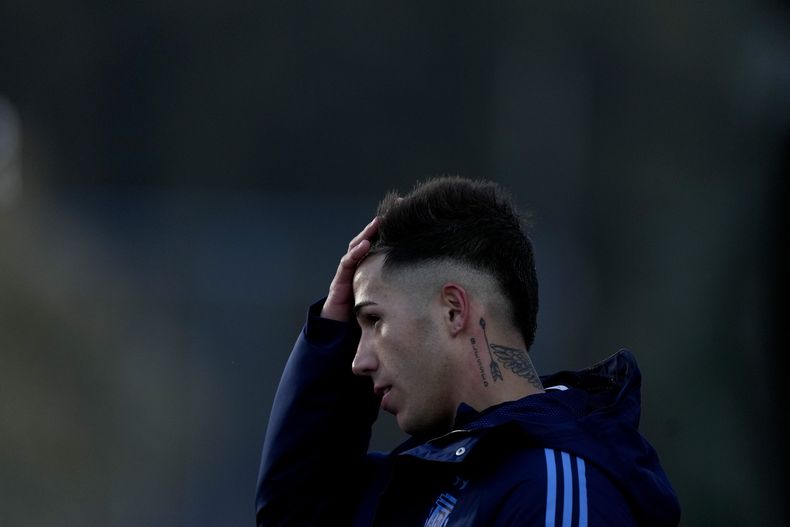 El mediocampista Enzo Fernández, de Argentina, atiende a la prensa tras una práctica previa al partido ante Ecuador por las eliminatorias sudamericanas para el Mundial 2026, en Buenos Aires, Argentina, martes 5 septiembre, 2023.(AP Foto/Natacha Pisarenko)