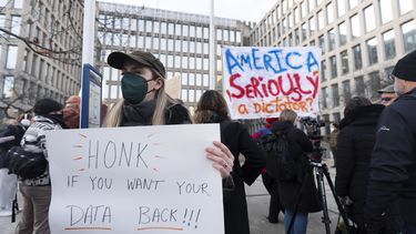 Manifestantes sostienen letreros durante un mitin frente a la Oficina de Administración de Personal, el lunes 3 de febrero de 2025, en Washington. (AP Foto/Manuel Balce Ceneta)