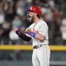 Bryce Harper, de los Filis de Filadelfia, festeja luego de conectar un doble de dos carreras en el juego del viernes 12 de mayo de 2023, ante los Rockies de Colorado (AP Foto/David Zalubowski)
