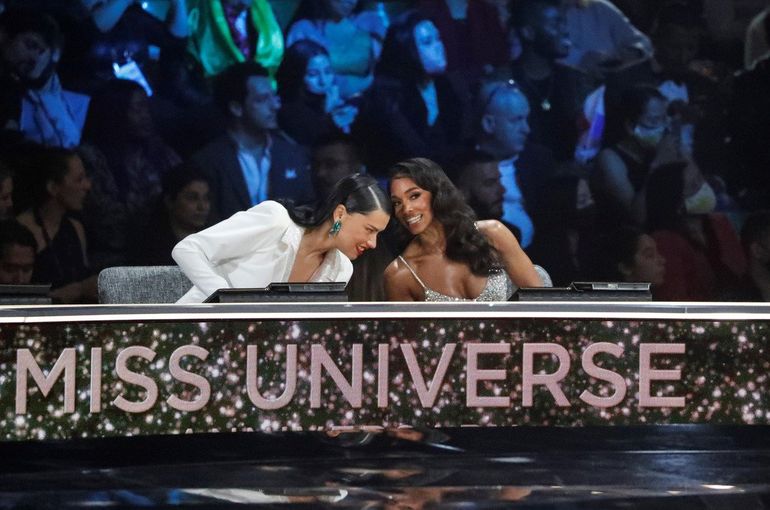 Las juezas Adriana Lima y Lori Harvey durante el concurso número 70 de Miss Universo. Foto: AP / Ariel Schalit