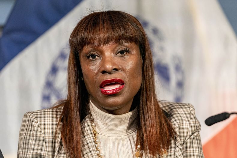 Ingrid Lewis-Martin, entonces asesora del alcalde de Nueva York, en conferencia de prensa en Nueva York el 12 de diciembre del 2023. (AP foto/Peter K. Afriyie)