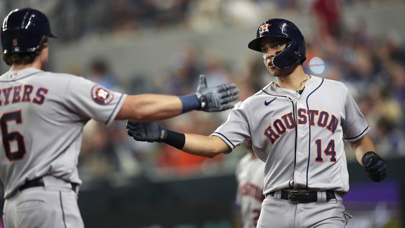 Mauricio Dubón de los Astros de Houston celebra con su compañero Jake Meyers tras anotaron con un elevado de sacrificio en la sexta entrada del juego ante los Rangers de Texas el viernes 30 de junio del 2023. (AP Foto/LM Otero)