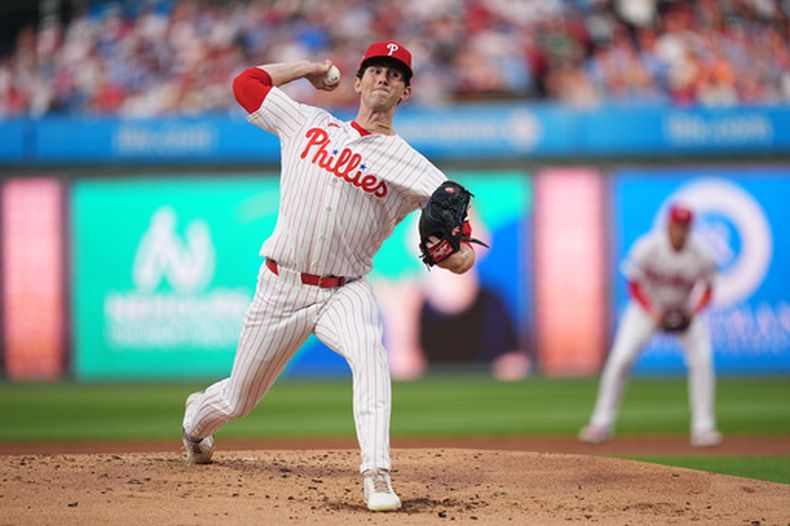 Andrew Painter, de los Filis de Filadelfia, lanza en el duelo del martes 31 de marzo de 2026 ante los Nacionales de Washington (AP Foto/Matt Rourke)