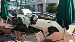 un tesla se estrella contra un restaurante en miami beach: asi fue el impactante momento