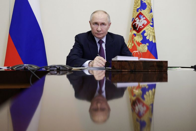 El presidente ruso Vladímir Putin realiza una reunión virtual con el gobernador de la región de Bryansk, Alexander Bogomaz, en la residencia de Estado Novo-Ogaryovo en la afueras de Moscú, Rusia, el jueves 13 de febrero de 2025. (Gavriil Grigorov, Sputnik, Kremlin Pool Photo via AP)