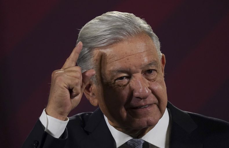 ARCHIVO - El presidente mexicano Andrés Manuel López Obrador ofrece su conferencia de prensa matutina en el Palacio Nacional de la Ciudad de México, el 28 de febrero de 2023. Obrador elevó el lunes 29 de mayo de 2023 sus críticas a los jueces y a la Suprema Corte y les advirtió que si paralizan acciones del Poder Ejecutivo estarían realizando un “golpe de Estado técnico”. (AP Foto/Marco Ugarte, Archivo)