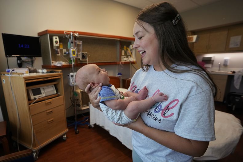 Katie OBrien sostiene a su hijo, Bennett, el martes 29 de agosto de 2023, en la sala de partos donde dio a luz en julio en el Centro Médico del condado Henry en Paris, Tennessee. (Foto AP/Mark Humphrey, Archivo)