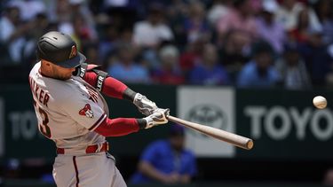 Christian Walker (53), de los Diamondbacks de Arizona, conecta cuadrangular de tres carreras durante la tercera entrada del juego de béisbol en contra de los Rangers de Texas, el miércoles 3 de mayo de 2023, en Arlington, Texas. José Herrera y Lourdes Gurriel Jr. anotaron en la jugada. (AP Foto/LM Otero)