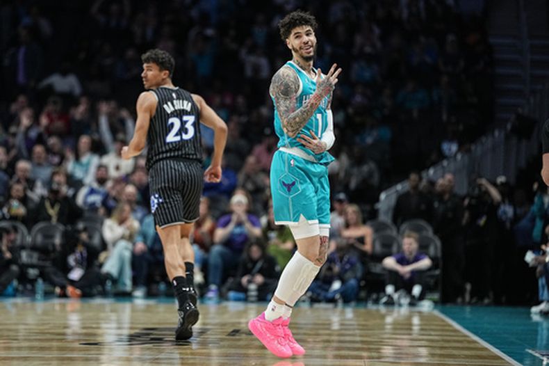 El base de los Hornets de Charlotte, LaMelo Ball (1), gesticula tras anotar una canasta de tres puntos durante la primera mitad de un juego de baloncesto de la NBA contra el Magic de Orlando, el jueves 19 de marzo de 2026, en Charlotte, Carolina del Norte. (Foto AP/Matt Kelley)