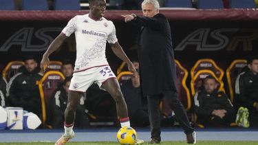 Jose Mourinho, derecha, entrenador de Roma, da instrucciones durante el partido de la Serie A del fútbol de Italia, en el partido entre Roma y Fiorentina en el estadio Olímpico de Roma, el domingo 10 de diciembre de 2023. (AP Foto/Gregorio Borgia)