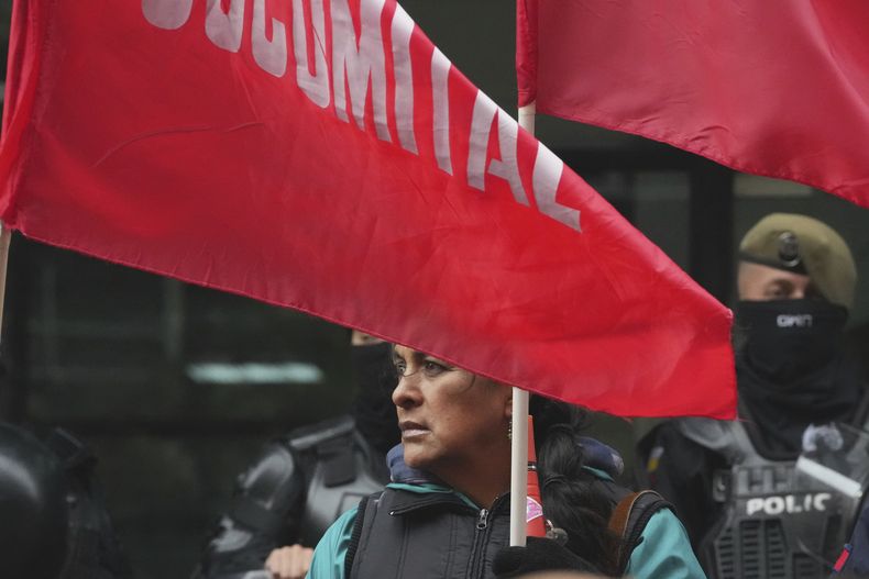 Un manifestante participa en una protesta contra el gobierno por la adjudicación a un consorcio chino-canadiense del campo petrolero más grande del país, en Quito, Ecuador, el martes 11 de marzo de 2025. (AP Foto/Dolores Ochoa)