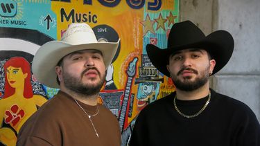 Los hermanos Germán Salas, a la izquierda, y Kyke Salas del dúo mexicano Sangre X Sangre posan durante una entrevista en la Ciudad de México, el jueves 28 de agosto de 2025. (Foto AP/Berenice Bautista)