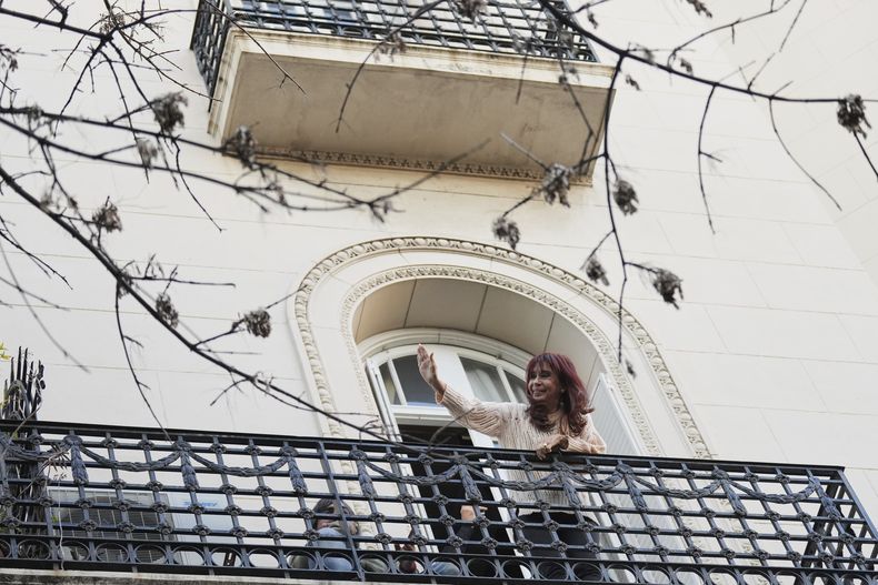 La expresidenta argentina Cristina Fernández saluda a sus partidarios desde el balcón de su casa al día siguiente de que la Corte Suprema de Argentina confirmara su condena por corrupción en Buenos Aires, Argentina, el miércoles 11 de junio de 2025. (Foto AP/Natacha Pisarenko)